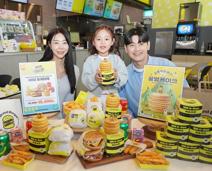 [서울=뉴시스] 30일 서울 성동구 노브랜드 버거 성수랩점에서 모델들이 노브랜드 버거가 가정의 달을 맞아 출시한 ‘NBB 투게더팩’을 소개하고 있다.(사진=신세계푸드 제공) *재판매 및 DB 금지