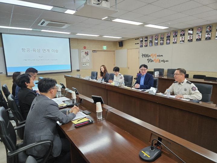 [세종=뉴시스] 29일 오후 소방청 회의실에서 열린 ‘소방청-대한소아응급의학회 간담회’에서 소방청 관계자와 소아응급의학 전문가들이 119에어앰뷸런스(소방헬기)를 활용한 소아 응급환자의 항공-육상 연계 이송 시스템 구축 방안을 논의하고 있다. (사진=소방청). *재판매 및 DB 금지