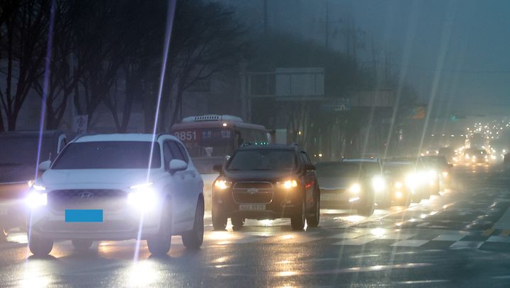 [인천=뉴시스] 전진환 기자 = 2024년 2월19일 오전 인천 남동구의 한 도로에서 한 차량이 LED 전조등을 켜고 운행하고 있다. 2024.02.19. amin2@newsis.com *재판매 및 DB 금지