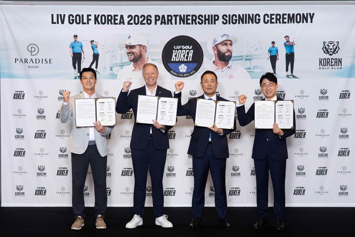 29일 파라다이스 호텔 부산에서 (왼쪽부터)LIV 골프의 마틴 김 코리안 골프클럽 구단대표 겸 한국·동아시아 지역 총괄 매니징 디렉터와 로스 할렛 이벤트 부문 총괄 부사장, 파라다이스 호텔 부산의 윤진상 총지배인과 손성안 S&M 그룹장이 사이닝 세리머니 후 기념촬영을 하고 있다. (사진=파라다이스 제공) *재판매 및 DB 금지