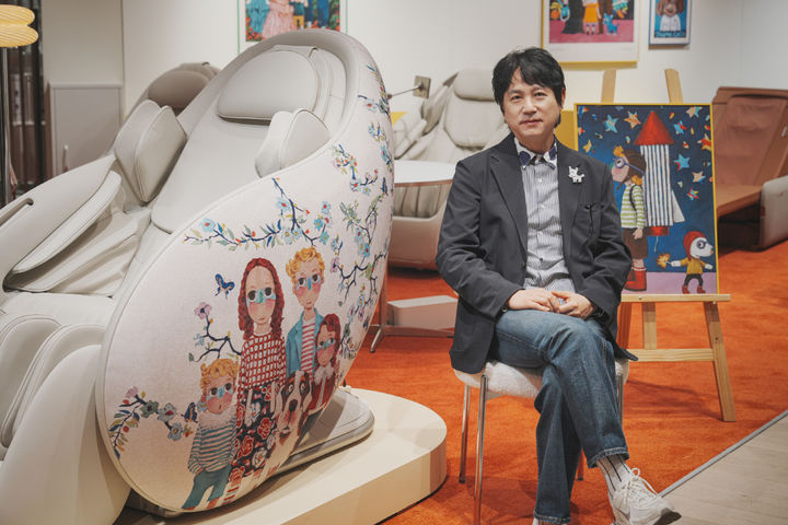 [서울=뉴시스] 세라젬은 프리미엄 디자인 안마의자 '파우제 M8 Fit'에 서호성 작가와 협업한 '파우제 M8 Fit 아트 에디션-시크릿 가든'을 200대 한정으로 선보인다고 30일 밝혔다. (사진=세라젬 제공) 2026.04.30. photo@newsis.com *재판매 및 DB 금지