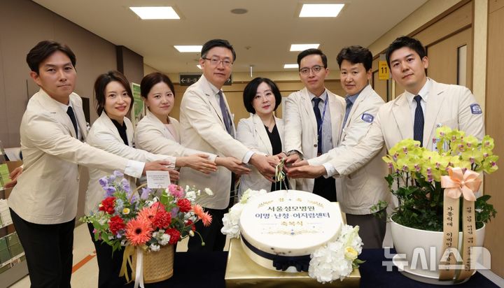 [서울=뉴시스] 이명·난청·어지럼센터 다학제 의료진. 좌측부터 전민채 이비인후과 교수, 윤영아 소아청소년과 교수, 이찬미 이비인후과 전임의, 양동원 신경과 교수, 박시내 이명·난청·어지럼센터장(이비인후과 교수), 이준희 정신건강의학과 교수, 서재현 이비인후과 교수, 임지형 이비인후과 교수. (사진= 서울성모병원 제공)