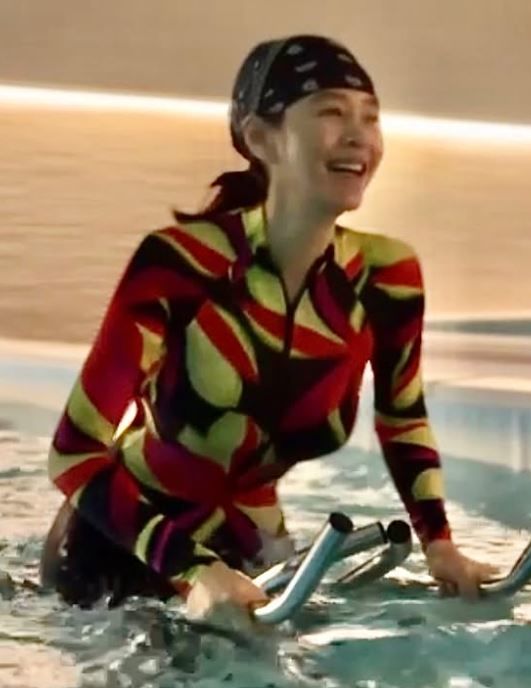 [서울=뉴시스] 배우 김혜수가 아쿠아 바이크, 수영 등 수중 운동을 즐기는 모습을 공개했다. (사진=김혜수 인스타그램 캡처) *재판매 및 DB 금지