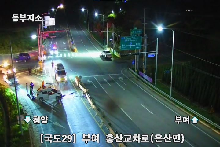 [부여=뉴시스] 지난 29일 오후 10시21분께 충남 부여 은산면 홍산교차로에서 아반떼가 중앙분리대를 들이 받아 구급대와 경찰이 사고 현장을 수습하고 있다. (사진=경찰청 도시교통정보센터 CCTV 화면 갈무리) 2026.04.30. photo@newwsis.com *재판매 및 DB 금지