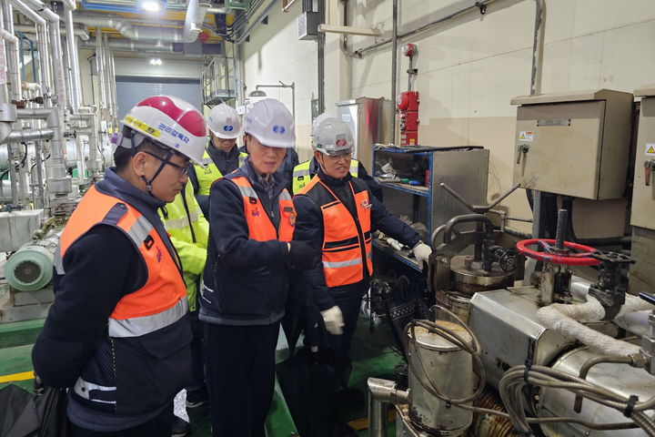 [세종=뉴시스]한국남부발전 남제주빛드림본부가 안전관리에 어려움을 겪는 중소 협력사들을 위해 '출입부터 귀가까지' 전 과정을 지원하는 '안전보건 온(On)-택트(Tact) 프로그램'을 본격 가동한다고 30일 밝혔다.(사진=한국남부발전 제공) *재판매 및 DB 금지