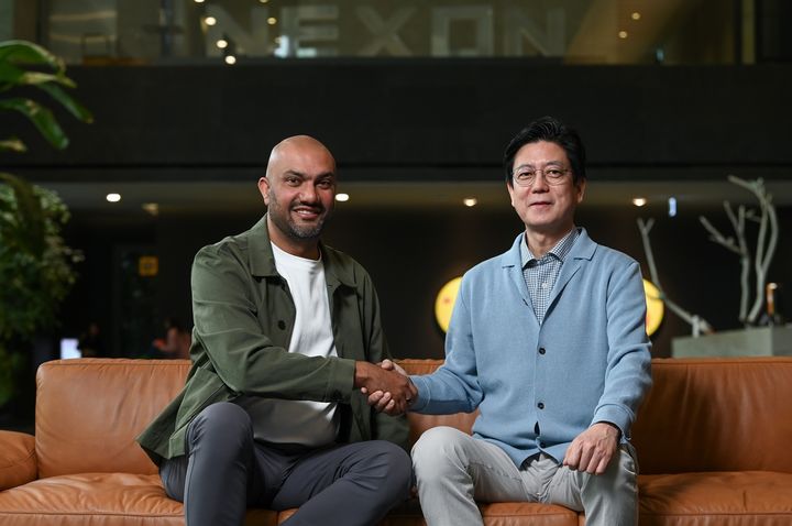 [서울=뉴시스] 노션은 넥슨코리아와 AI 기반 업무 혁신을 위한 전략적 파트너십을 체결했다고 30일 밝혔다. 프라베시 미스트리 노션 글로벌 세일즈 총괄(왼쪽)과 김정욱 넥슨코리아 대표가 기념 촬영을 하고 있다. 2026.04.30. (사진=노션 제공) *재판매 및 DB 금지