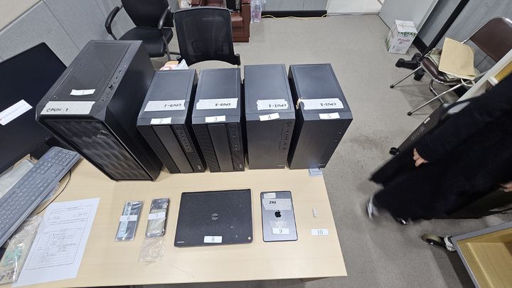 [서울=뉴시스] 서울동부지검 보이스피싱범죄 합동수사부(합수부, 부장검사 이태순)는 지난 28일 사기 및 통신사기피해환급법 위반 혐의로 조직원 4명을 구속기소했다고 30일 밝혔다.사진은 범행에 사용된 PC 및 휴대전화 모습.(사진=서울동부지검 제공)2026.04.30. photo@newsis.com *재판매 및 DB 금지