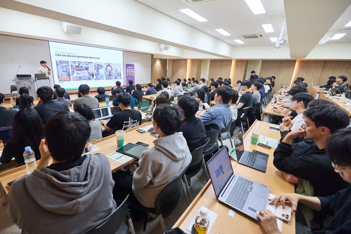 [인천=뉴시스] 지난 29일 인하대학교에서 열린 '2026학년도 첨단산업 아카데미 학생 모집 기업 설명회'에 참석한 학생들이 설명을 듣고 있다. (사진=인하대 제공) 2026.04.30. photo@newsis.com *재판매 및 DB 금지
