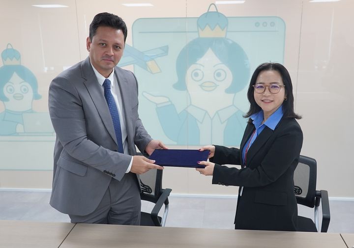 아크릴-우즈인포컴 협약식. (왼쪽)누슬란 우즈인포컴 부사장, (오른쪽)신현경 아크릴 부대표. (사진=아크릴) *재판매 및 DB 금지