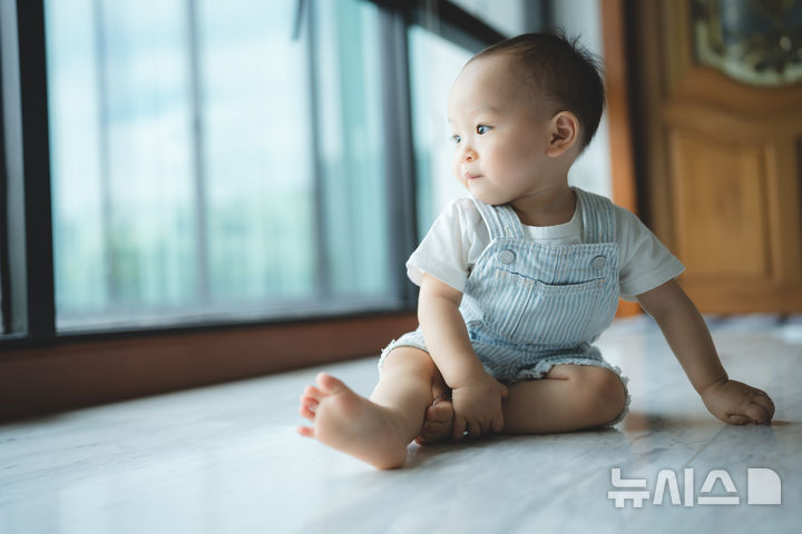 [서울=뉴시스] 소아 사경은 목의 주요 근육인 흉쇄유돌근의 단축 또는 섬유화 등으로 인해 머리가 한쪽으로 기울고 반대 방향으로 회전된 자세를 보이는 질환이다. (사진= 유토이미지 제공)