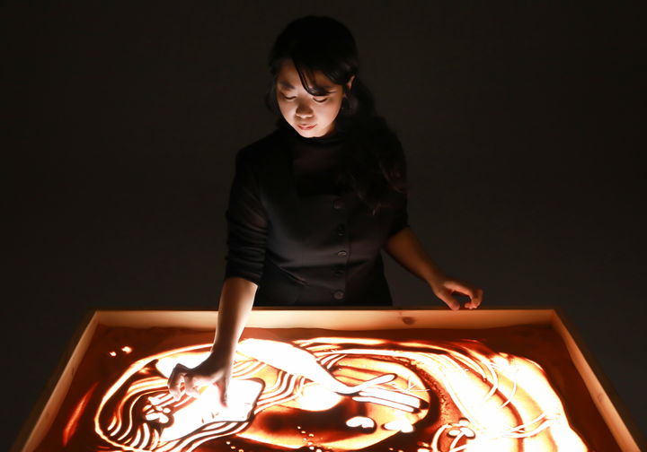 [부산=뉴시스] 노선이 샌드아티스트가 샌드아트를 하고 있다. (사진=부산문화회관 제공) 2026.05.01. photo@newsis.com *재판매 및 DB 금지