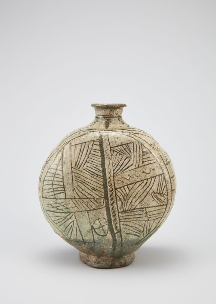 [서울=뉴시스] 보물로 지정 예고된 '분청사기 음각선어문 편병'에 표현된 파어문 모습 (사진=국가유산청 제공) 2026.04.30. photo@newsis.com *재판매 및 DB 금지