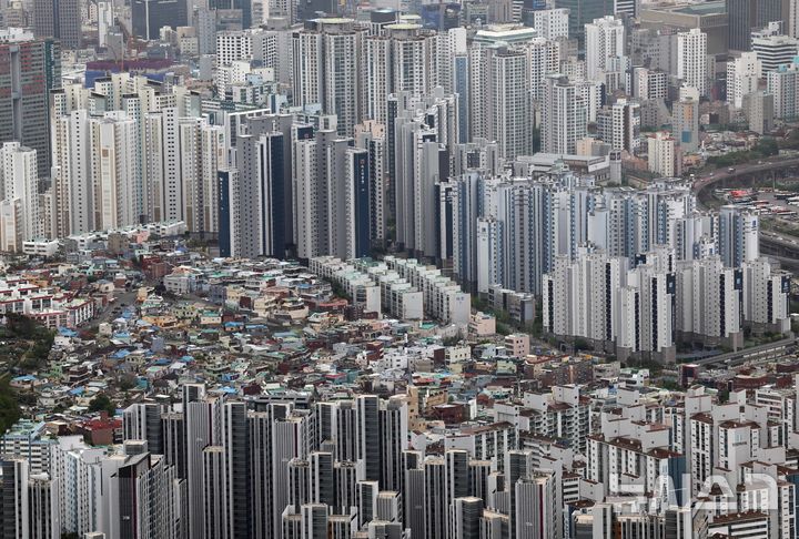 [부산=뉴시스] 하경민 기자 = 부산 부산진구 백양산에서 바라본 도심. yulnetphoto@newsis.com 
