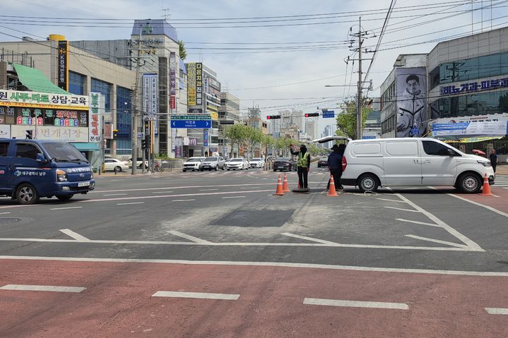 [대구=뉴시스] 이상제 기자 = 30일 지반 침하 현상이 발생한 대구 남구청네거리에서 남구청 관계자들이 작업을 진행하고 있다. 2026.04.30. king@newsis.com *재판매 및 DB 금지