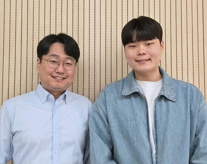 [안동=뉴시스] 송인택 교수(왼쪽)와 제1 저자인 박광민군. (사진=국립경국대학교 제공) 2026.04.30. photo@newsis.com *재판매 및 DB 금지