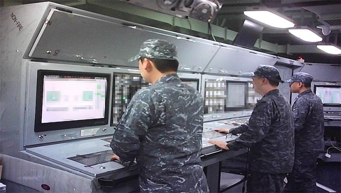 [서울=뉴시스] 해군이 양만춘함(DDH-I)에 탑재된 한화시스템의 통합기관제어체계(ECS) 장비를 운용하는 모습. (사진=한화시스템 제공) 2026.04.30 photo@newsis.com *재판매 및 DB 금지