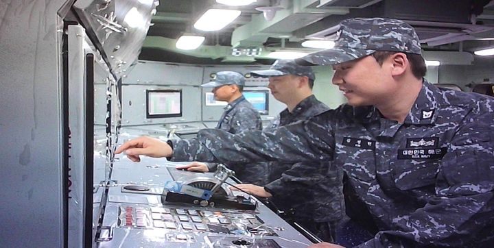 [서울=뉴시스] 해군이 양만춘함(DDH-I)에 탑재된 한화시스템의 통합기관제어체계(ECS) 장비를 운용하는 모습. (사진=한화시스템 제공) 2026.04.30 photo@newsis.com *재판매 및 DB 금지