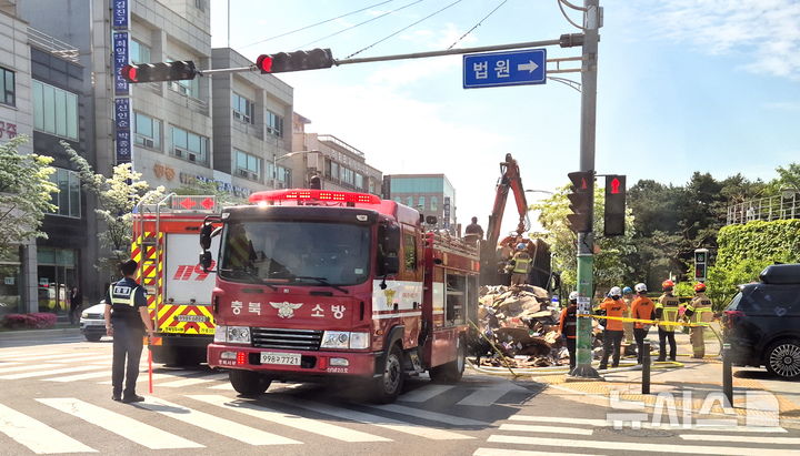 [청주=뉴시스] 연현철 기자 = 30일 오전 충북 청주시 서원구 산남동에서 5t 화물차에 적재된 폐지에서 불이 나 소방당국이 진화작업을 벌이고 있다. 2026.04.30. ywon0829@newsis.com