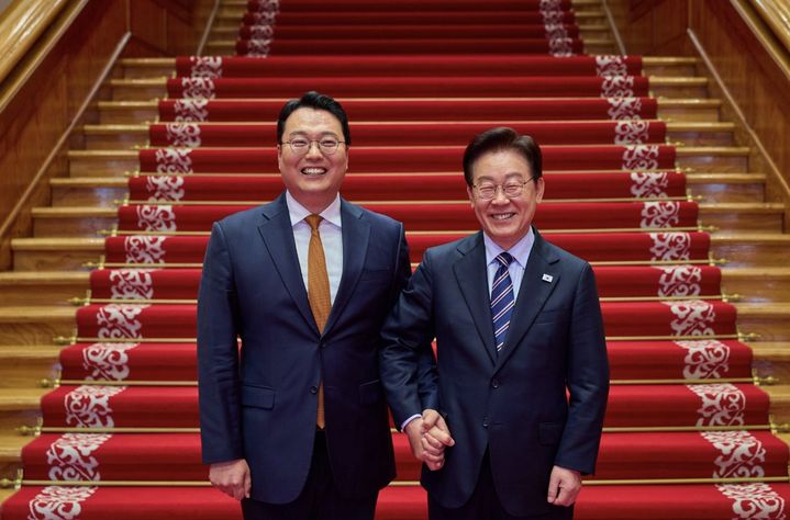 [서울=뉴시스] 29일 오후 서울 여의도 국회 본청에서 열린 오찬 회동 후 이재명 대표와 천하람 원내대표가 중앙계단 레드카펫 위에서 손을 잡고 포즈를 취하고 있다. (사진출처=천하람 원내대표 페이스북 캡처)