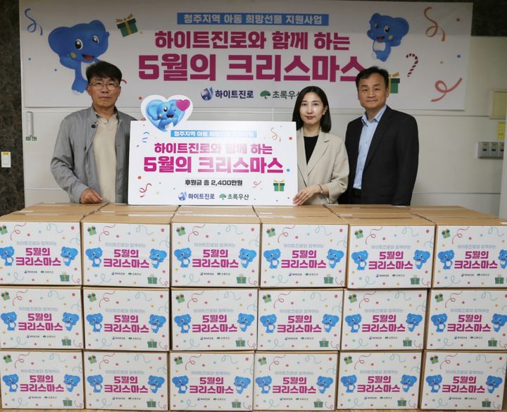 [서울=뉴시스] 지난 27일 충북 청주 혜능보육원에서 열린 '하이트진로와 함께하는 5월의 크리스마스' 전달식에서 김진영 청주공장장(오른쪽)과 혜능보육원 손태수 원장(왼쪽), 초록우산어린이재단 김지예 팀장(가운데)이 기념촬영을 하고 있다.(사진=하이트진로 제공) *재판매 및 DB 금지