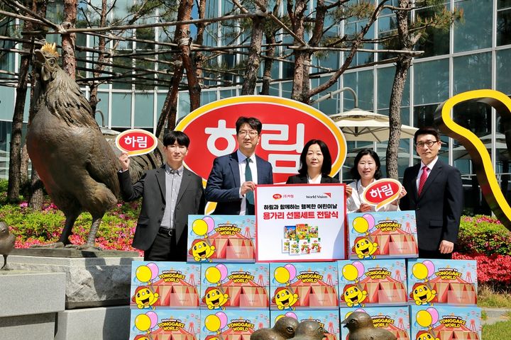 [서울=뉴시스] 하림이 어린이날을 맞아 지역 내 조식 지원 학생들에게 '용가리어린이세트' 30세트를 전달했다.(사진=하림 제공) *재판매 및 DB 금지