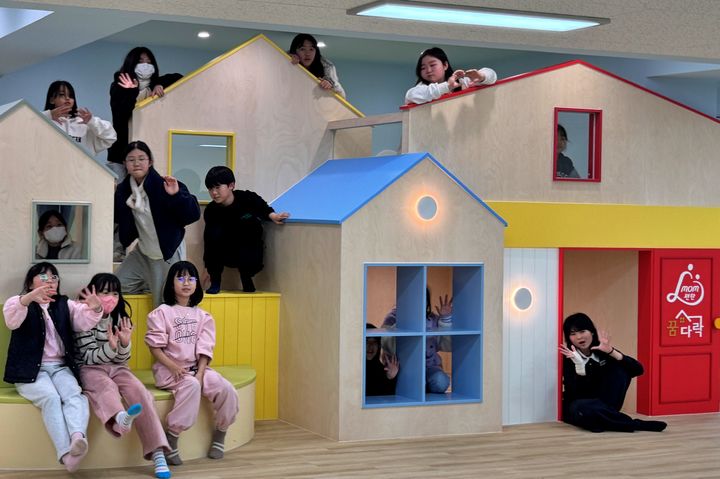 [서울=뉴시스] 부산광역시 동구에 위치한 mom편한 꿈다락 100호점에서 기념촬영을 하고 있는 센터 아동 (사진=롯데 제공) 2026.04.30. photo@newsis.com *재판매 및 DB 금지