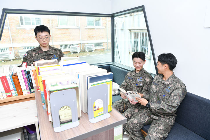 [서울=뉴시스] 공군 8930부대에 개관한 청춘책방 전경 (사진=롯데 제공) 2026.04.30. photo@newsis.com *재판매 및 DB 금지