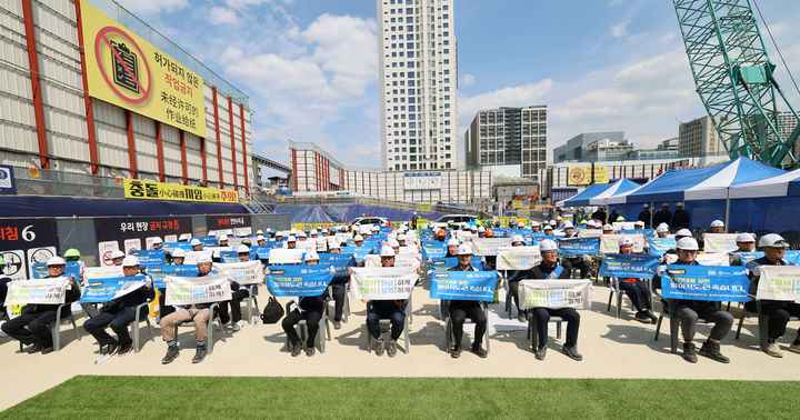 [서울=뉴시스]추락재해 예방 릴레이 캠페인 단체사진 (사진=대우건설 제공) 2026. 4. 30. *재판매 및 DB 금지