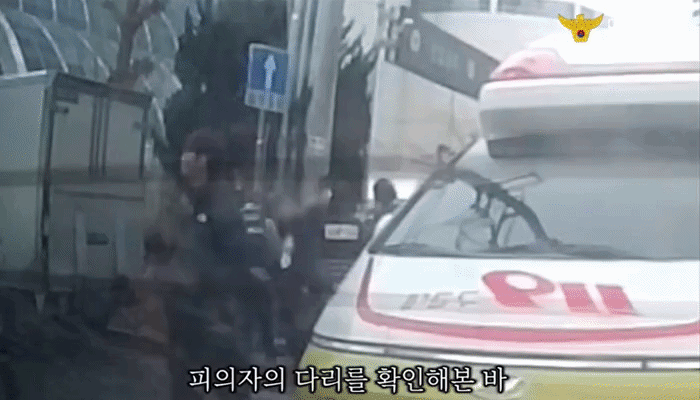 [서울=뉴시스] 다리 통증을 호소하는 남성의 주사 자국을 단서로 마약 소지 사실을 적발한 경찰의 출동 현장 영상이 공개됐다. (사진=대한민국 경찰청 유튜브 갈무리)