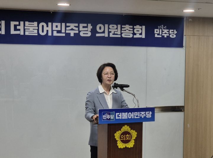 [수원=뉴시스] 이병희 기자 = 더불어민주당 추미애 경기도지사 후보가 30일 경기도의회 민주당 의원총회에 참석해 발언하고 있다. 2026.04.30. iambh@newsis.com *재판매 및 DB 금지