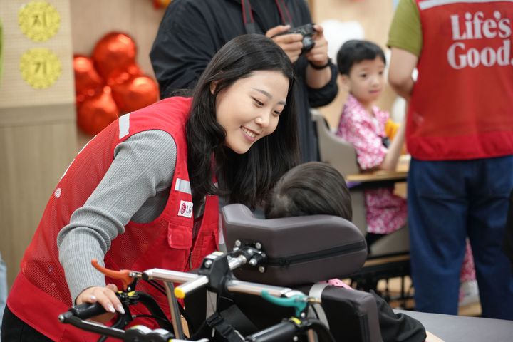 [서울=뉴시스] LG전자는 임직원들로 구성된 라이프스굿 봉사단이 최근 서울 강동구에 있는 중증장애 아동∙청소년 복지시설 암사재활원에서 어린이날 행사를 열었다고 30일 밝혔다. (사진=LG전자 제공) 2026.04.30. photo@newsis.com *재판매 및 DB 금지