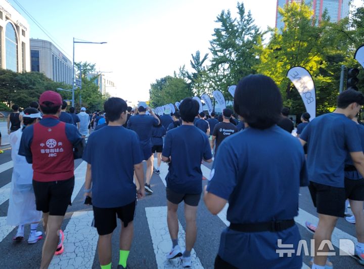 [서울=뉴시스] 고립·은둔청년을 돕는 비영리기관 ㈔푸른고래리커버리센터 프로그램 참가자들이 '2024 국제국민마라톤'에 참여해 함께 달리고 있다. (사진=㈔푸른고래리커버리센터 제공) 2026.04.30. photo@newsis.com