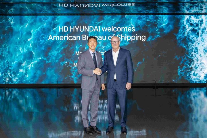 [서울=뉴시스] 정기선 HD현대 회장(왼쪽), 존 맥도널드 미국선급협회 회장이 27일 경기도 판교 HD현대글로벌R&D센터에서 기념 촬영하는 모습. (사진=HD현대 SNS) 2026.04.30 photo@newsis.com *재판매 및 DB 금지 *재판매 및 DB 금지