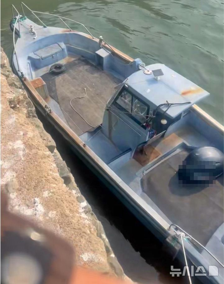 [제주=뉴시스] 제주경찰청이 30일 공개한 중국인 밀입국 선박. 앞서 지난 3월28일 오전 중국인 2명이 해당 선박을 타고 제주시 한경면 해안가에 밀입국했다. (사진=제주경찰청 제공) 2026.04.30. photo@newsis.com