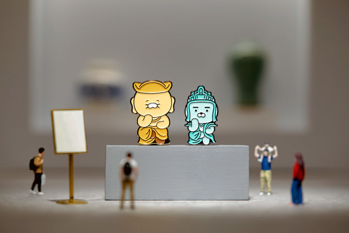 [서울=뉴시스] 뮷즈x카카오프렌즈 협업 상품 '반가사유상 배지 세트' 모습 (사진=국립박물관문화재단 제공) 2026.04.30. photo@newsis.com *재판매 및 DB 금지