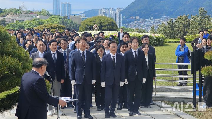 [부산=뉴시스] 원동화 기자 = 6·3지방선거에 출마하는 더불어민주당 부산시당 후보자들이 30일 부산 중구 민주공원을 참배하고 있다. 2026.04.30. dhwon@newsis.com