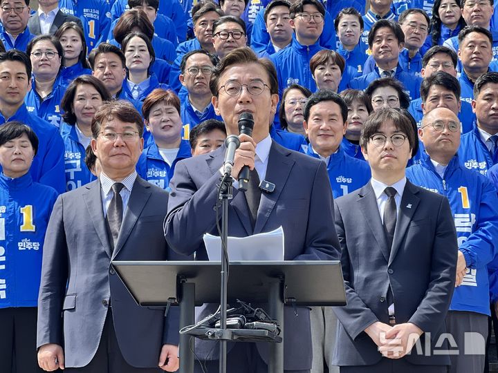 [부산=뉴시스] 원동화 기자 = 더불어민주당 전재수 부산시장 후보가 30일 부산 중구 민주공원에서 기자회견을 하고 있다. 2026.04.30. dhwon@newsis.com