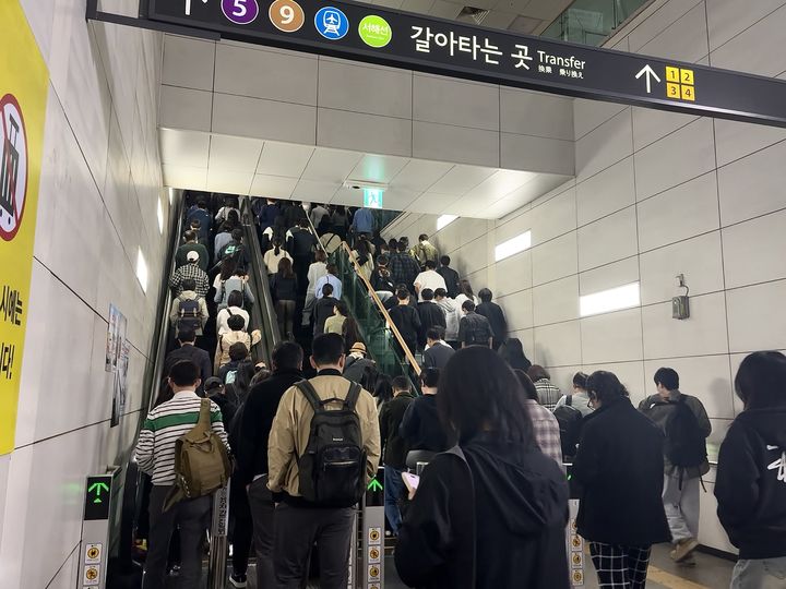 [사진=윤혜림 인턴기자] 김포공항역이 출근길 김포골드라인에서 내린 승객들로 북적이고 있다. *재판매 및 DB 금지