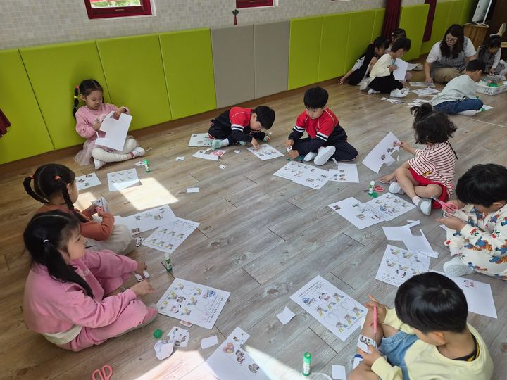 [통영=뉴시스] 신정철 기자= 경남 통영시는 지난 29일 죽림어린이집에서 원아 36명을 대상으로 ‘지속가능한 발전을 위한 인구이야기’를 주제로 인구교육을 실시했다.사진은 활동지를 활용한 인구문제 교육 모습.(사진=통영시 제공).2026.04.30. photo@newsis.com *재판매 및 DB 금지