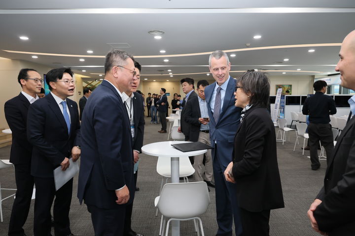 29일 우리은행 본점에서 정진완 우리은행장(가운데 왼쪽), 주한미국대사관 앤드류 게이틀리 상무공사(가운데 오른쪽)와 참여기관 관계자가 면담을 하고 있다. (사진=우리은행 제공) *재판매 및 DB 금지