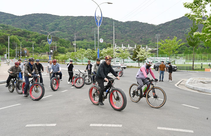 [창녕=뉴시스] 자전거길 합동 안전점검 참가자들이 점검하고 있다. (사진= 창녕군 제공) 2026.04.30. photo@newsis.com *재판매 및 DB 금지