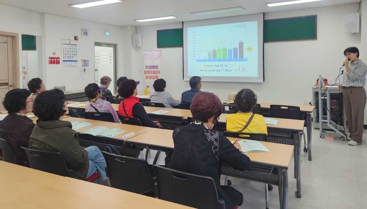 [밀양=뉴시스] 오래오래 지킴이단 생명지킴이 및 실무교육을 하고 있다. (사진=밀양시 제공) 2026.04.30. photo@newsis.com *재판매 및 DB 금지