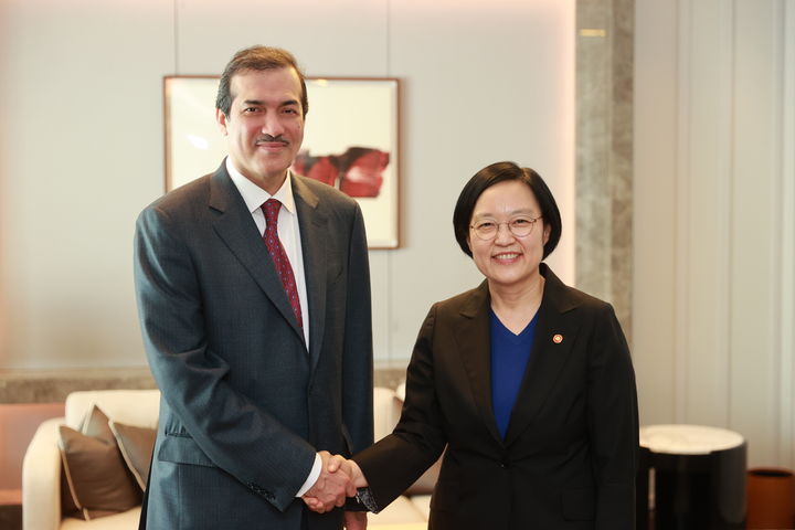 [서울=뉴시스]한성숙(오른쪽) 중소벤처기업부 장관과 아흐메드 빈 모하데르 알 사예드 카타르 통상 담당 국무장관.(사진=중소벤처기업부 제공) 2026.04.30. photo@newsis.com *재판매 및 DB 금지