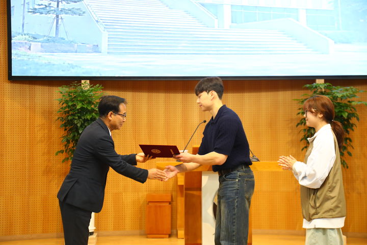 [대전=뉴시스] 한남대 직원장학회 장학금 전달식 기념촬영. (사진=한남대 제공) 2026.04.30. photo@newsis.com *재판매 및 DB 금지