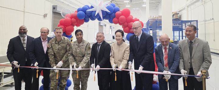 [부산=뉴시스] 30일 관세청 이진희(오른쪽서 네번째) 통관국장이 부산 미 군사우체국 개소식에 참석해 테이프 커팅을 하고 있다.(사진=관세청 제공) *재판매 및 DB 금지