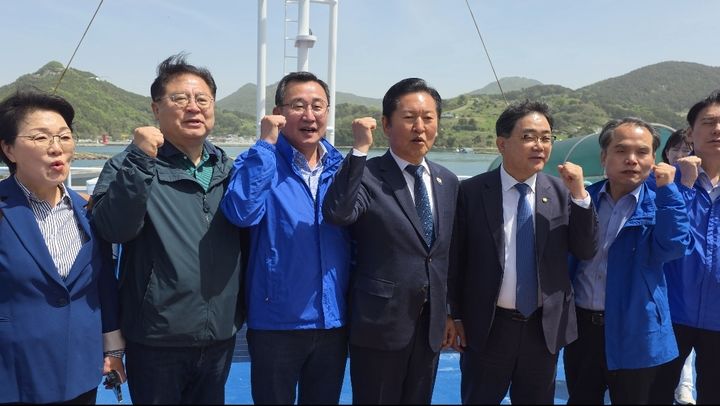[통영=뉴시스] 신정철 기자= 6·3전국동시지방선거 경남 통영시장 선거에 출마를 선언한 더불어민주당 강석주 전 통영시장이 30일 통영시 무전동 선거캠프에서 진행한 '뉴시스'와의 인터뷰에서 "'유능한 행정가'의 리더십으로 통영의 위기를 기회로 바꾸겠다"고 말했다.사진은 강석주 후보(사진, 왼쪽 세번째)가 욕지도를 방문한 정청래 당 대표)사진, 가운데) 등과의 기념사진 촬영모습.(사진=강석주후보선대본 제공). 2026.04.30. photo@newsis.com *재판매 및 DB 금지