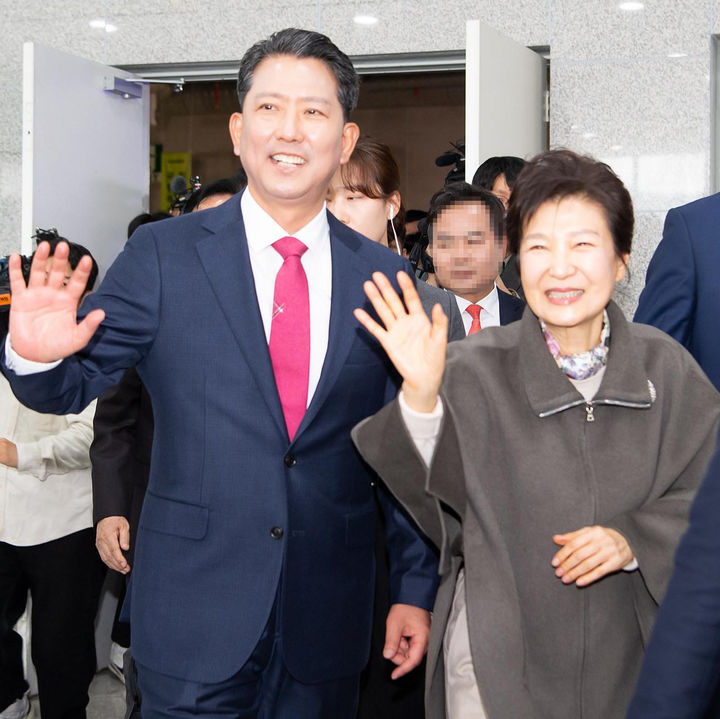 [구미=뉴시스] 2023년 구미를 방문한 박근혜 전 대통령을 맞는 김장호 구미시장. (사진=구미시 제공) 2026.04.30. photo@newsis.com *재판매 및 DB 금지