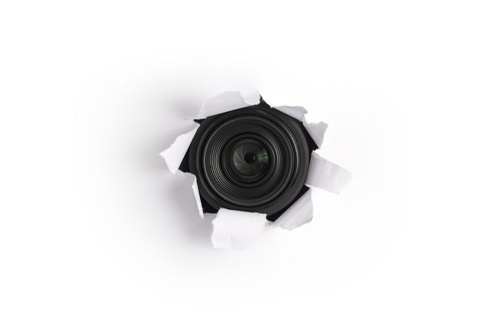 [서울=뉴시스] 중국에서 한 업체가 연기감지기로 위장한 불법 촬영 카메라를 설치했다가 배상 판결을 받았다. (사진=유토이미지) *재판매 및 DB 금지