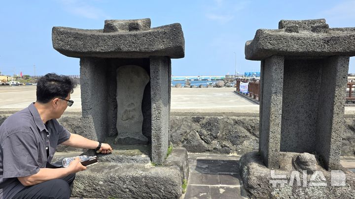 [제주=뉴시스] 임재영 기자 = 지난 26일 제주대학교 대학원 출신 연구모임인 '지평' 회원이 제주시 화북포구에 세워진 조선시대 김정 목사 관련 비석을 살펴보고 있다. 2026.04.30. ijy788@newsis.com 