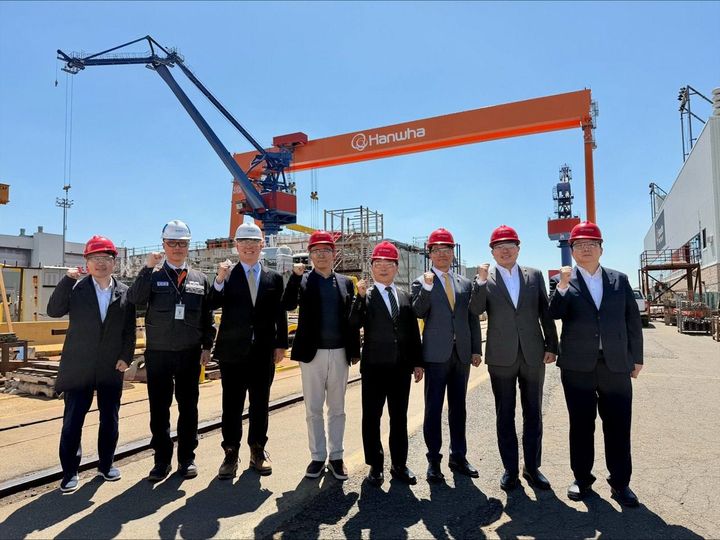 권대영 금융위원회 부위원장이 27일 박상진 산업은행 회장과 함께 미국 필라델피아에 위치한 한화 필리조선소를 방문해 현재 도크에서 건조중인 상선에 올라 관련 현장을 둘러보고 있다. (사진=금융위원회 제공) *재판매 및 DB 금지